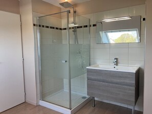 وحدات دش مع أحواض استحمام، مجففات شعر، صابون، ورق حمّام