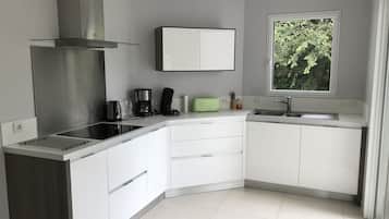 Een koelkast, een microgolfoven, een oven, een kookplaat