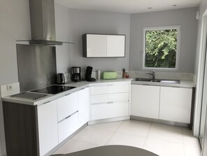 Een koelkast, een microgolfoven, een oven, een kookplaat