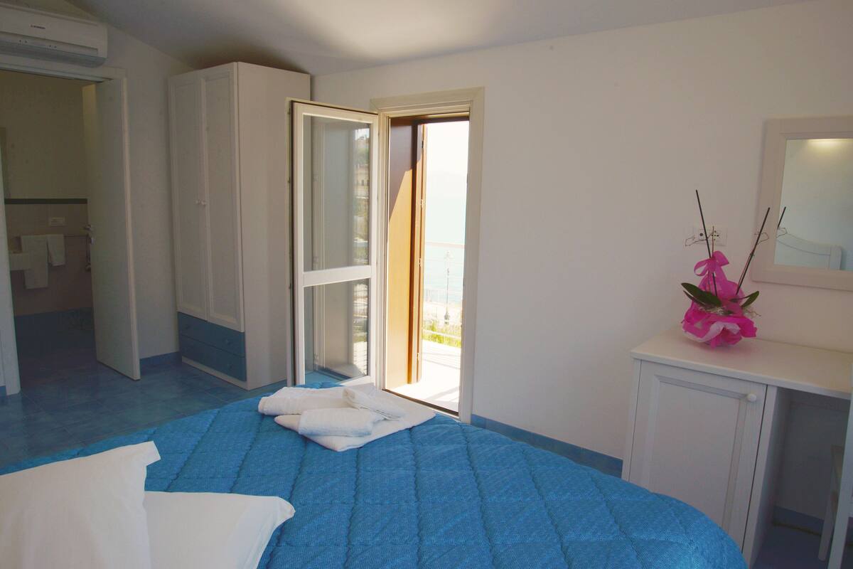 1 camera, minibar, una scrivania, insonorizzazione