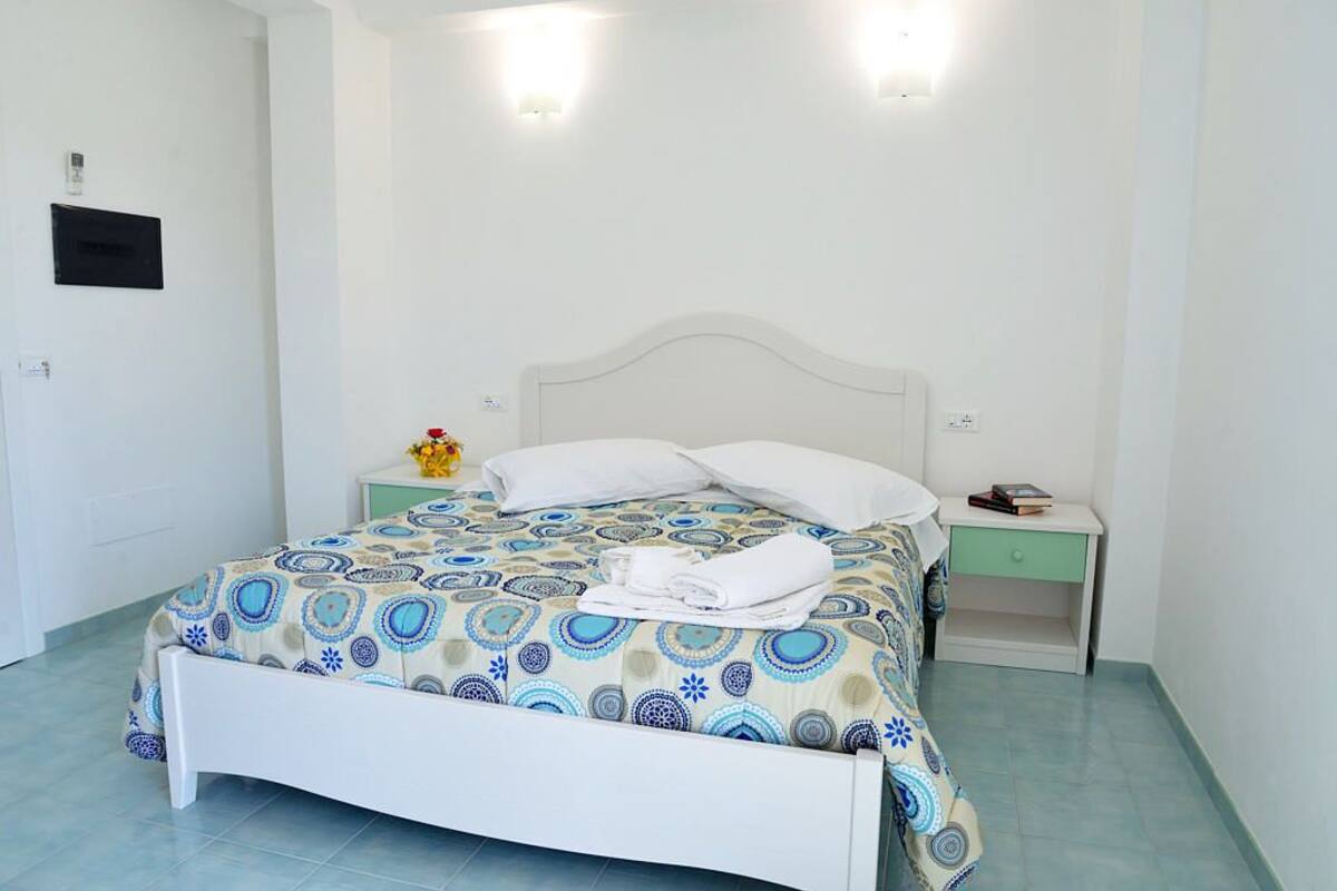Deluxe Double Room, 1 Queen Bed, Sea View | 1 bedroom, minibar, desk, soundproofing