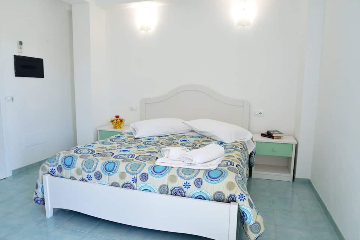 Doppia Deluxe, 1 letto queen, vista mare | 1 camera, minibar, una scrivania, insonorizzazione