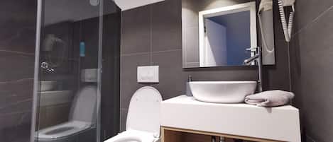 Habitación triple | Baño | Regadera, secadora de cabello, toallas, jabón