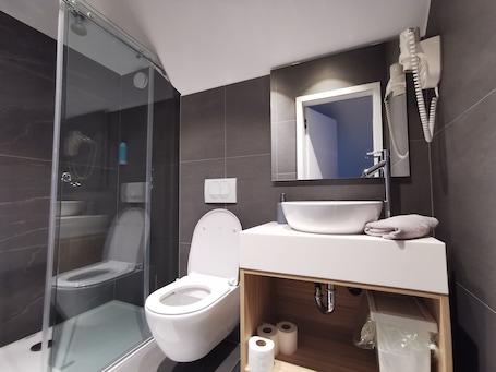 Camera tripla | Bagno | Doccia, asciugacapelli, asciugamani, sapone. Cha Cha Rooms