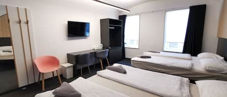 Comfort vierpersoonskamer | Een kluis op de kamer, een bureau, gratis wifi, beddengoed