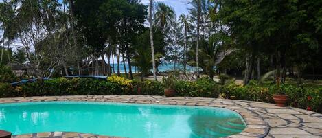 2 kolam renang outdoor, dengan kursi berjemur