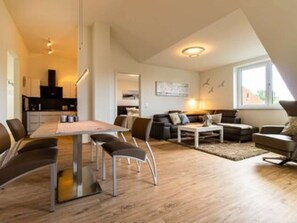 TV, DVD-spiller, bøker og stereoanlegg