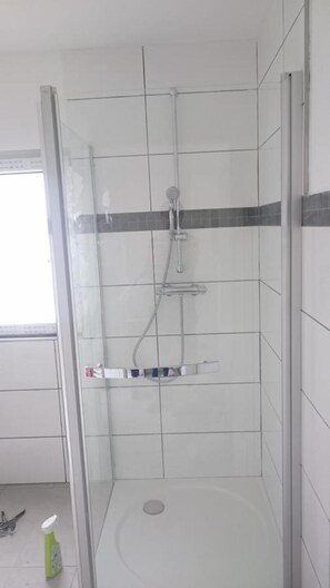 Ducha, secador de pelo y toallas