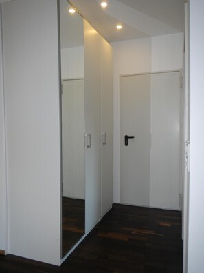 Mobiliario individual, cortinas opacas, sistema de insonorización