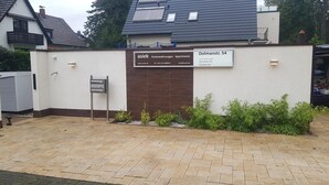 A gated entrance to a residential property with a sign indicating it is a 'asiek' apartment complex. - Luxus Apartment Zaubersee (Bergisch Gladbach)
