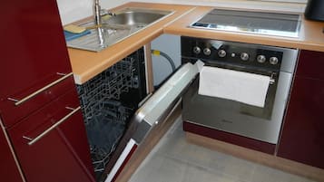 大型雪櫃/冰箱、微波爐、焗爐、爐具