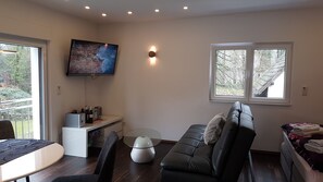 Studio Superior - 1 queensize-säng med bäddsoffa (incl. end cleaning fee €35) | Eget kök | Stort kylskåp, mikrovågsugn, ugn och spishäll