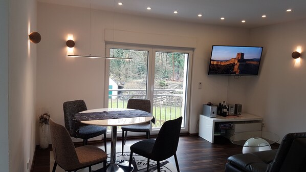 Superior studio, 1 queensize bed met slaapbank (incl. end cleaning fee €35) | Woonruimte | Flatscreentelevisie