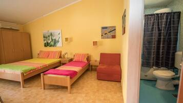 Individually furnished, iron/ironing board, free WiFi, bed sheets