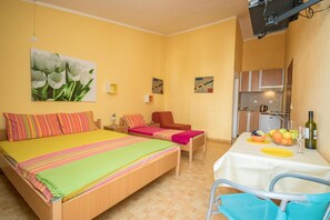 Individually furnished, iron/ironing board, free WiFi, bed sheets