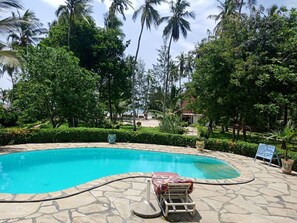 2 つの屋外プール