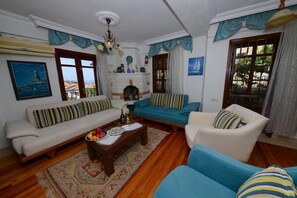 Villa, 4 Schlafzimmer | Wohnbereich | LCD-Fernseher