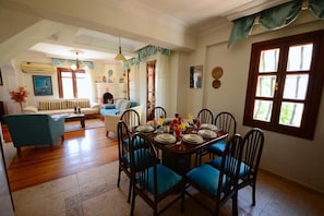 Villa, 4 Bedrooms | In-room dining