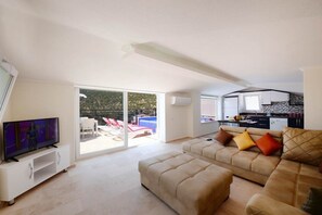 Villa | Vardagsrum | LCD-tv
