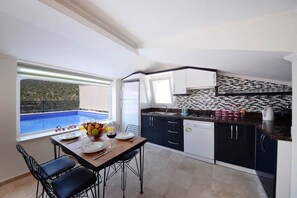 ヴィラ | 専用簡易キッチン | 大型冷蔵庫、コンロ、食器洗い機、電気ポット