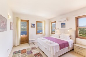 Villa, 3 slaapkamers | 3 slaapkamers, een bureau, beddengoed