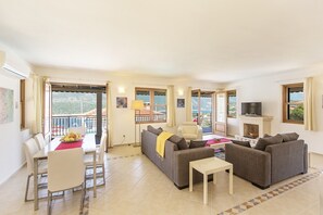 Villa, 3 slaapkamers | Woonruimte | Een lcd-televisie