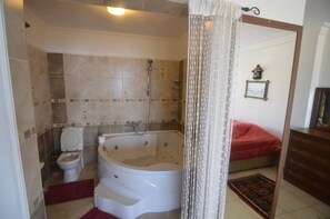 Villa | Baño | Bañera y ducha independientes y bañera de hidromasaje