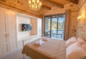 Villa | 3 bedrooms, desk