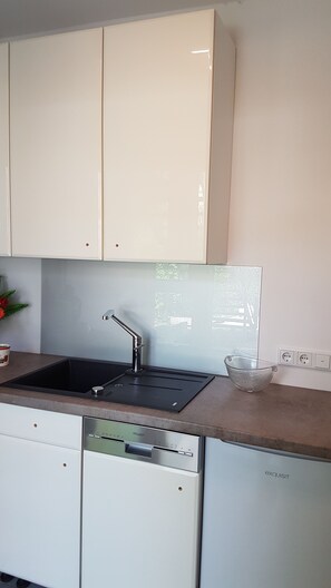 Deluxe-Apartment, 1 Queen-Bett und Schlafsofa (inkl. Endreinigungsgebühr €35) | Eigene Küche | Großer Kühlschrank, Mikrowelle, Ofen, Herdplatte