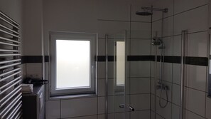 デラックス アパートメント クイーンベッド 1 台ソファーベッド付き (incl. end cleaning fee €35) | バスルーム | シャワー、ヘアドライヤー、タオル