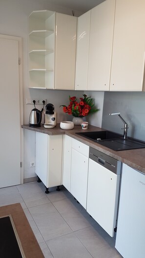 Deluxe-Apartment, 1 Queen-Bett und Schlafsofa (inkl. Endreinigungsgebühr €35) | Eigene Küche | Großer Kühlschrank, Mikrowelle, Ofen, Herdplatte