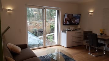 LĂ€genhet Deluxe - 1 queensize-sĂ€ng med bĂ€ddsoffa (incl. end cleaning fee âŹ35) | Vardagsrum | Platt-tv