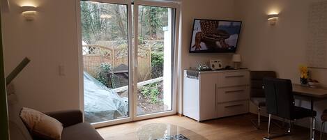 Deluxe Apartment, 1 Queen Bed with Sofa bed (incl. end cleaning fee €35) | Living area | Flat-screen TV