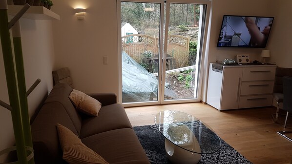 Deluxe-Apartment, 1 Queen-Bett und Schlafsofa (inkl. Endreinigungsgebühr €35) | Wohnbereich | Flachbildfernseher