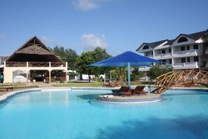 Piscina externa, espreguiçadeiras