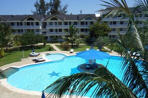 Piscina externa, espreguiçadeiras