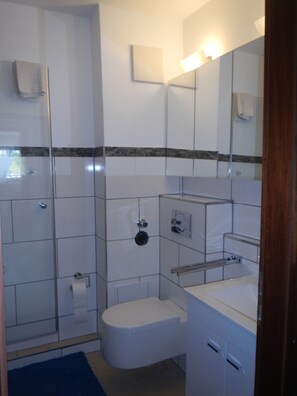 Comfort Apartment, 1 Bedroom (incl. end cleaning fee €40) | Bathroom - Großzügiges Zweiraumapartment Troisdorf (Troisdorf)