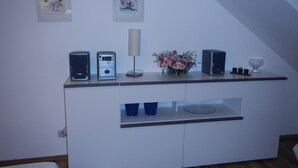 A modern kitchen with a white countertop, a built-in oven, and a coffee machine. - Großzügiges Zweiraumapartment Troisdorf (Troisdorf)