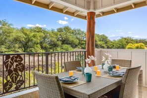 Outdoor dining - Luxe Tropical Retreat w/ Private Pool, Spa, AC, Golf Cart Included (Kamuela)