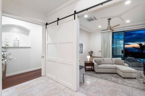 Smart TV - Luxurious Oceanview Home w/Pool, AC & BBQ Lanai: Blue Hawaii (Kailua Kona)