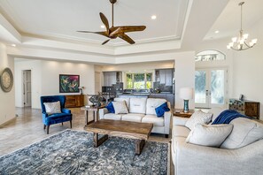 Smart TV - Luxurious Oceanview Home w/Pool, AC & BBQ Lanai: Blue Hawaii (Kailua Kona)