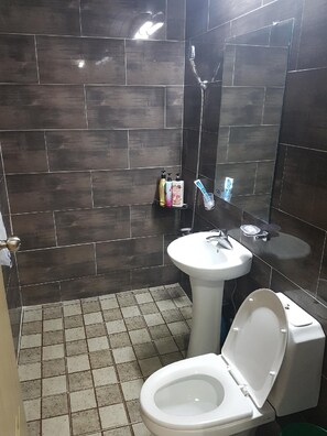Douche, articles de toilette gratuits, sèche-cheveux