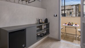 Eine kompakte Küche mit integriertem Kühlschrank, einer Kaffeemaschine und einem kleinen Esstisch mit Ausblick.