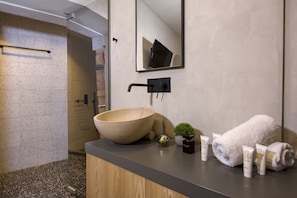 Comfort Double Room, Ground Floor | Bathroom | Shower, free toiletries, hair dryer, slippers