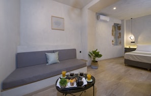Quarto casal luxo (1st Floor, Old town view) | Área de estar | TV de tela plana