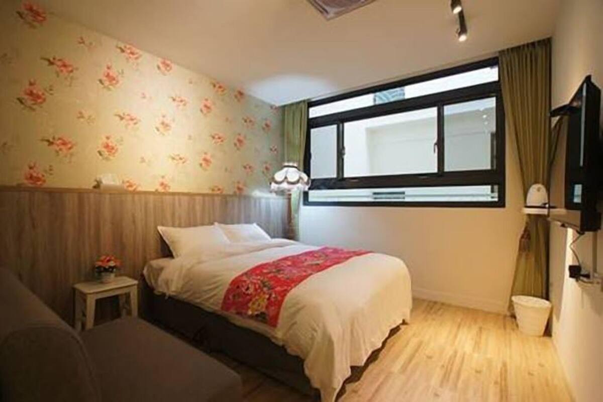 Blackout curtains, free WiFi, bed sheets