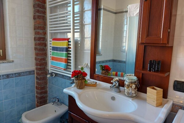 Douche, séchoir à cheveux, bidet, serviettes fournies