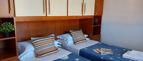 1 habitación, tabla de planchar con plancha, wifi y ropa de cama