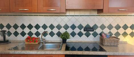 冷蔵庫、オーブン、コンロ、調理器具と食器