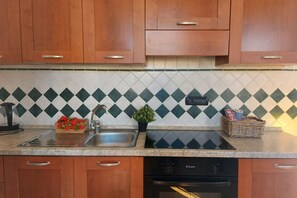 Jääkaappi, uuni, liesi, keittoastiat/astiat/ruokailuvälineet